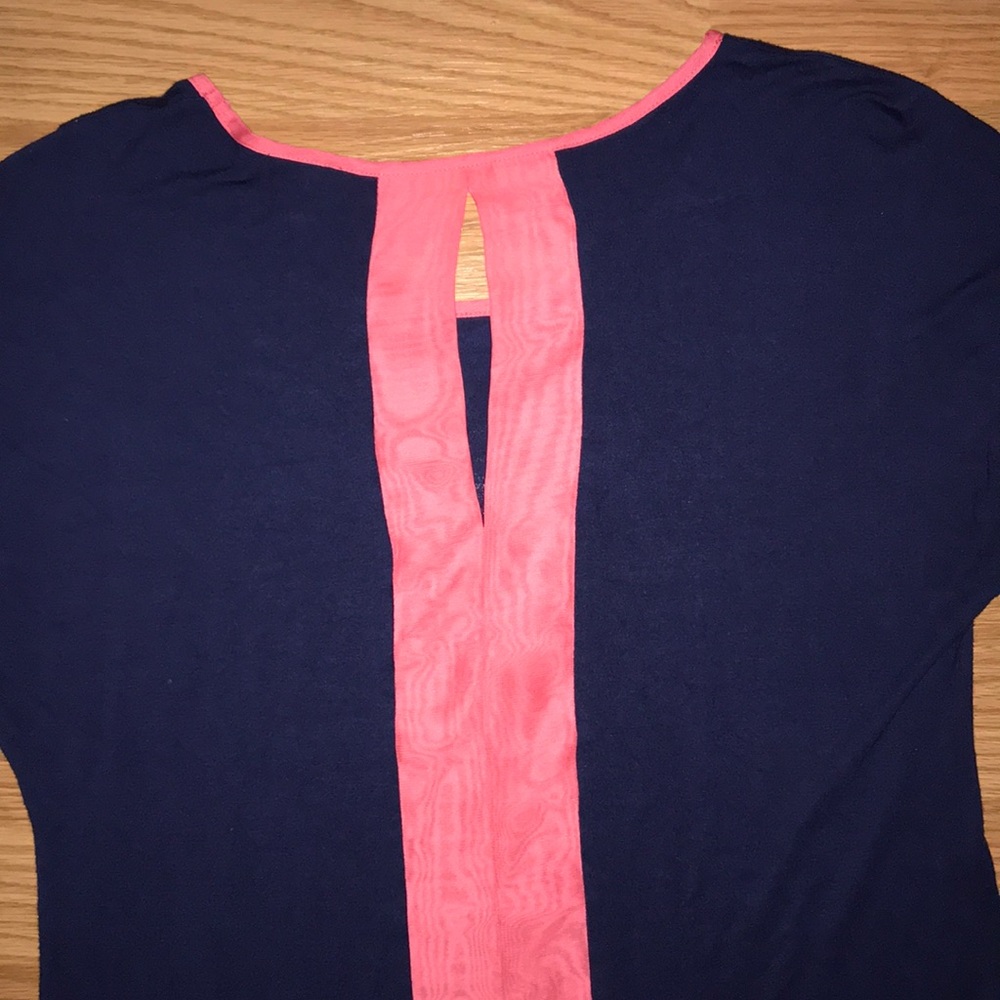 🧚🏼‍♀️Navy Keyhole Back Blouse🧚🏼‍♀️ - Picture 5 of 6